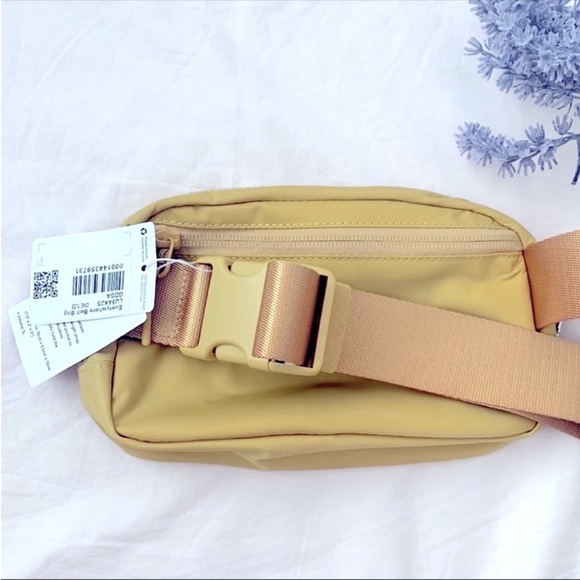 Lululemon everywhere belt bag, Extended strap, golden sands, OS - Picture 2 of 7